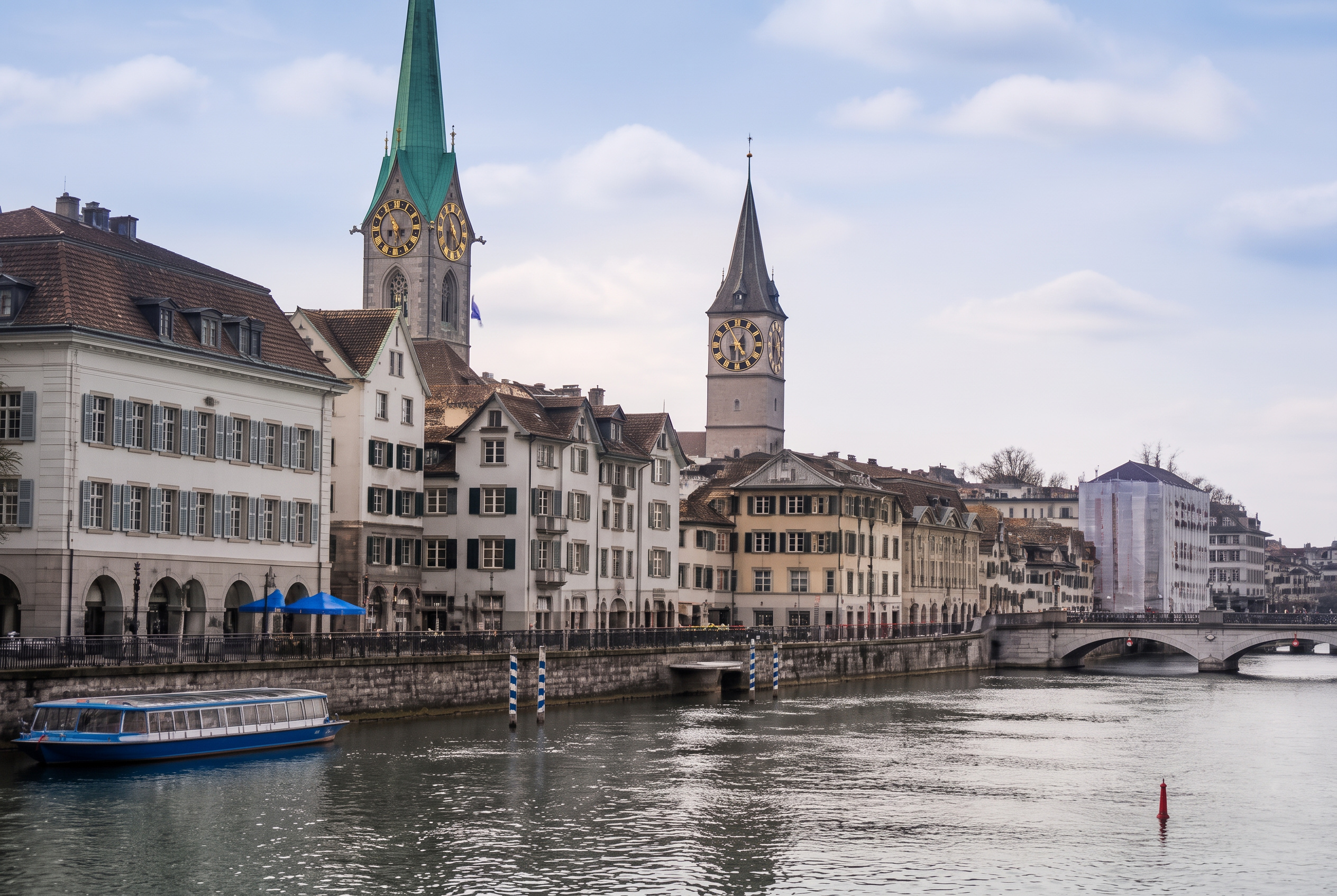 Blick auf die Zürcher Altstadt an der Limmat
